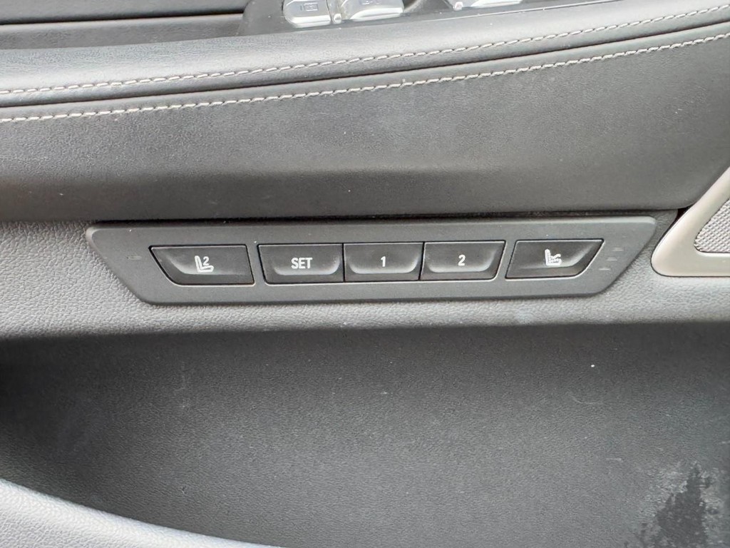 BMW 7 Series Vehicle Full-screen Gallery Image 16