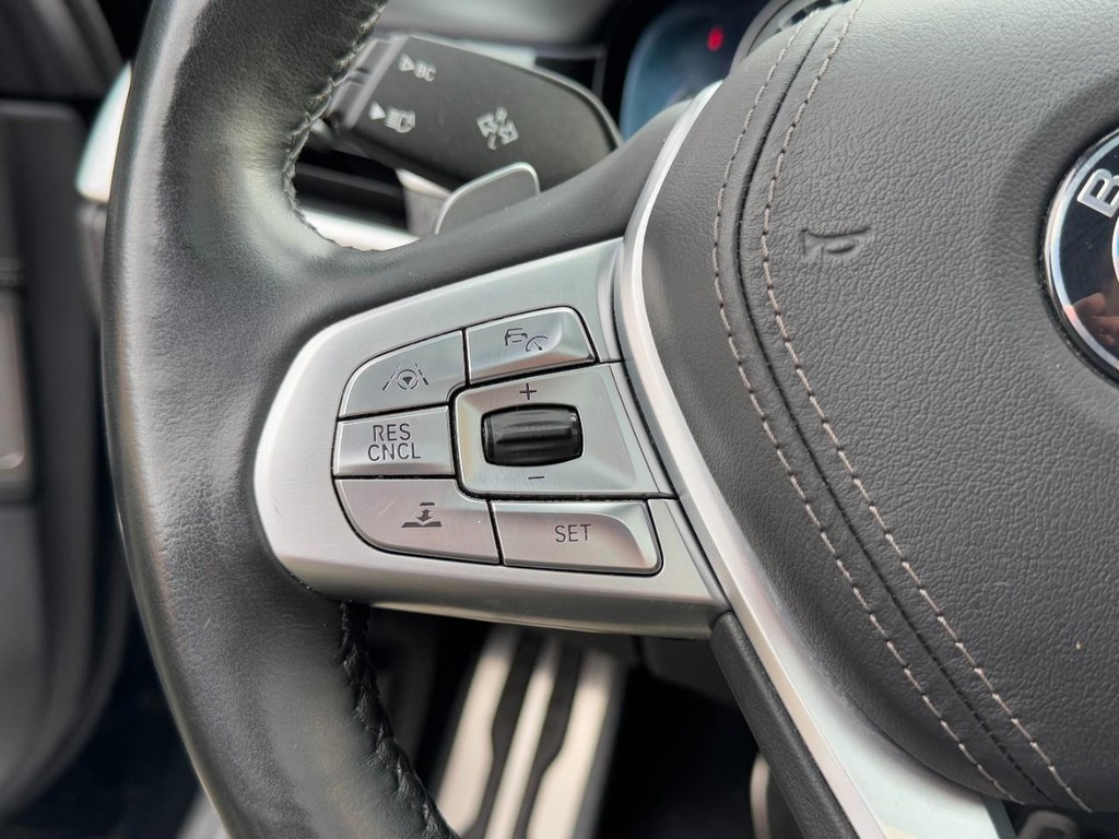 BMW 7 Series Vehicle Full-screen Gallery Image 17