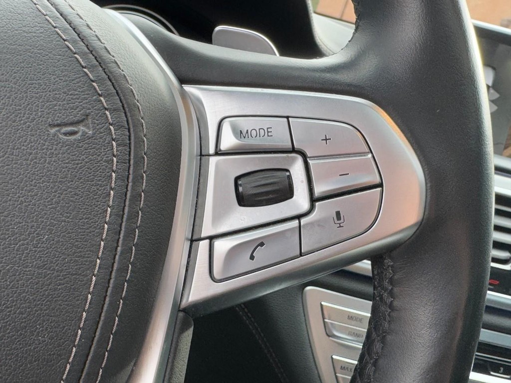 BMW 7 Series Vehicle Full-screen Gallery Image 18