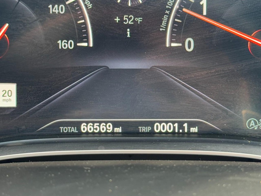 BMW 7 Series Vehicle Full-screen Gallery Image 19