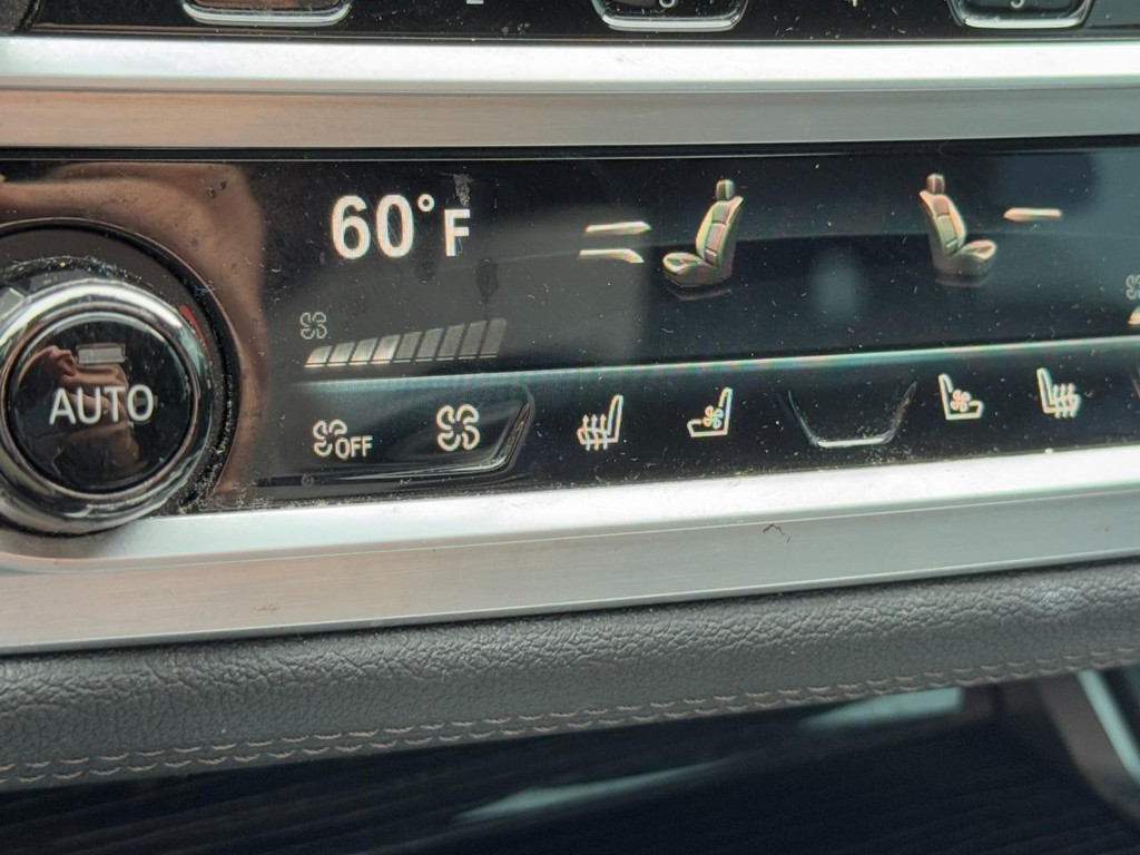 BMW 7 Series Vehicle Full-screen Gallery Image 20