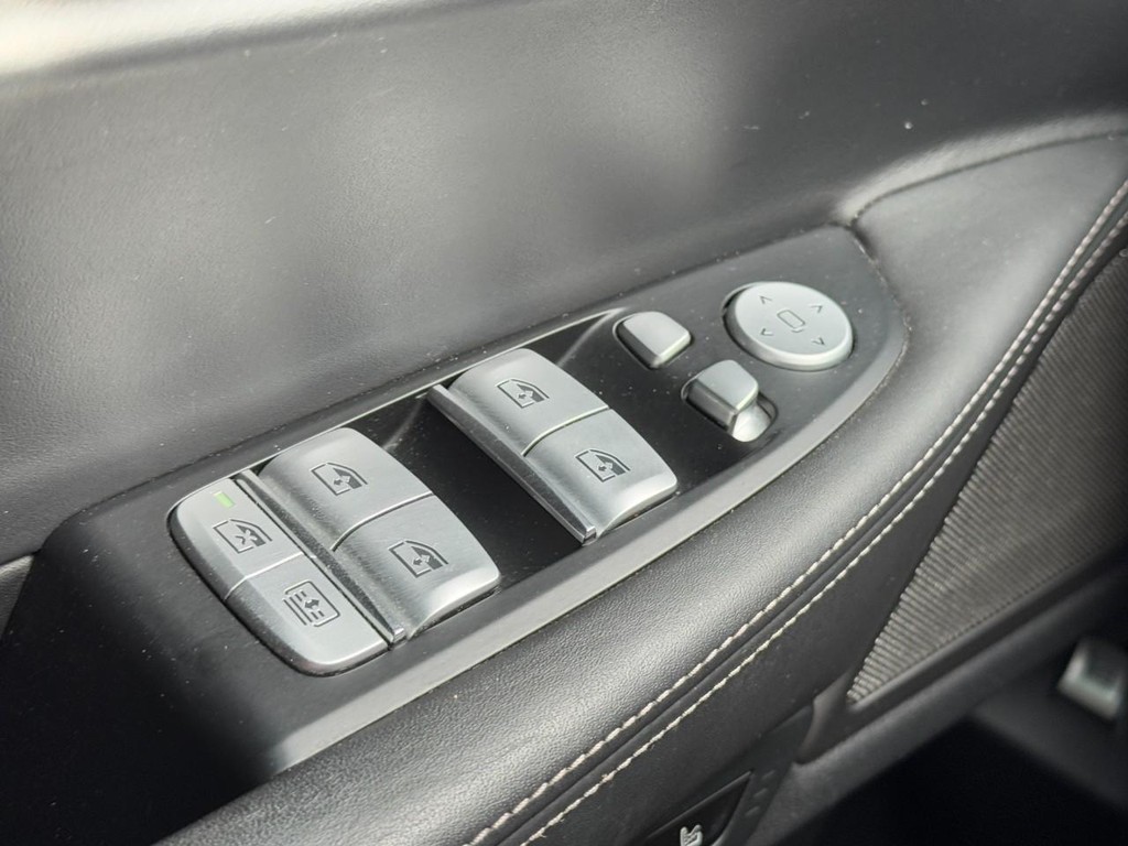 BMW 7 Series Vehicle Full-screen Gallery Image 22