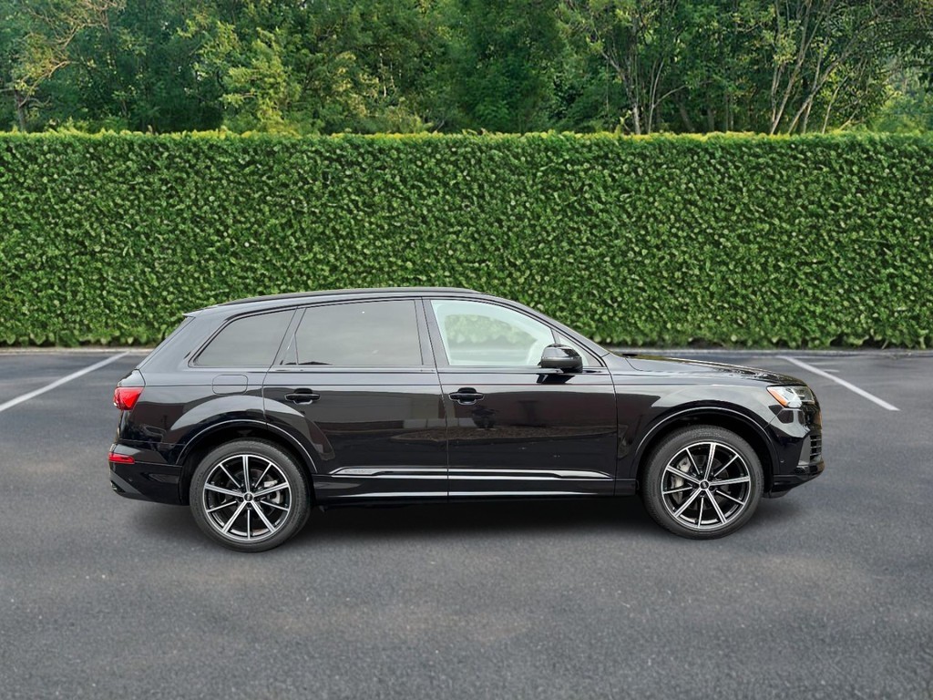 Audi Q7 Vehicle Full-screen Gallery Image 02