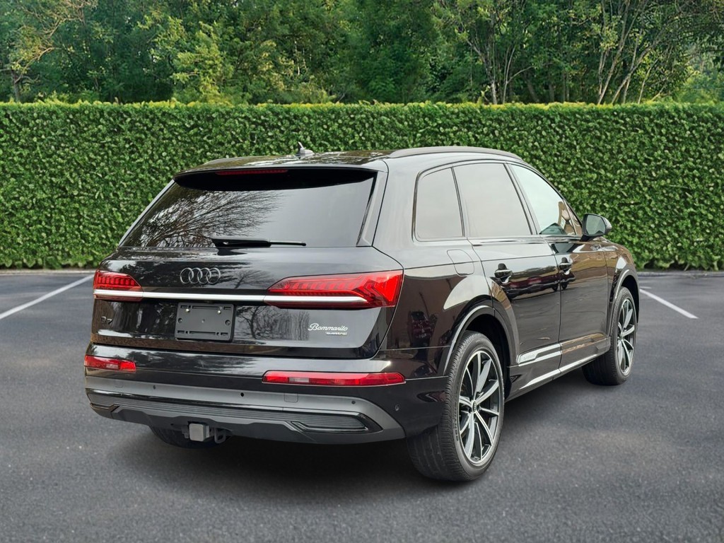 Audi Q7 Vehicle Full-screen Gallery Image 03