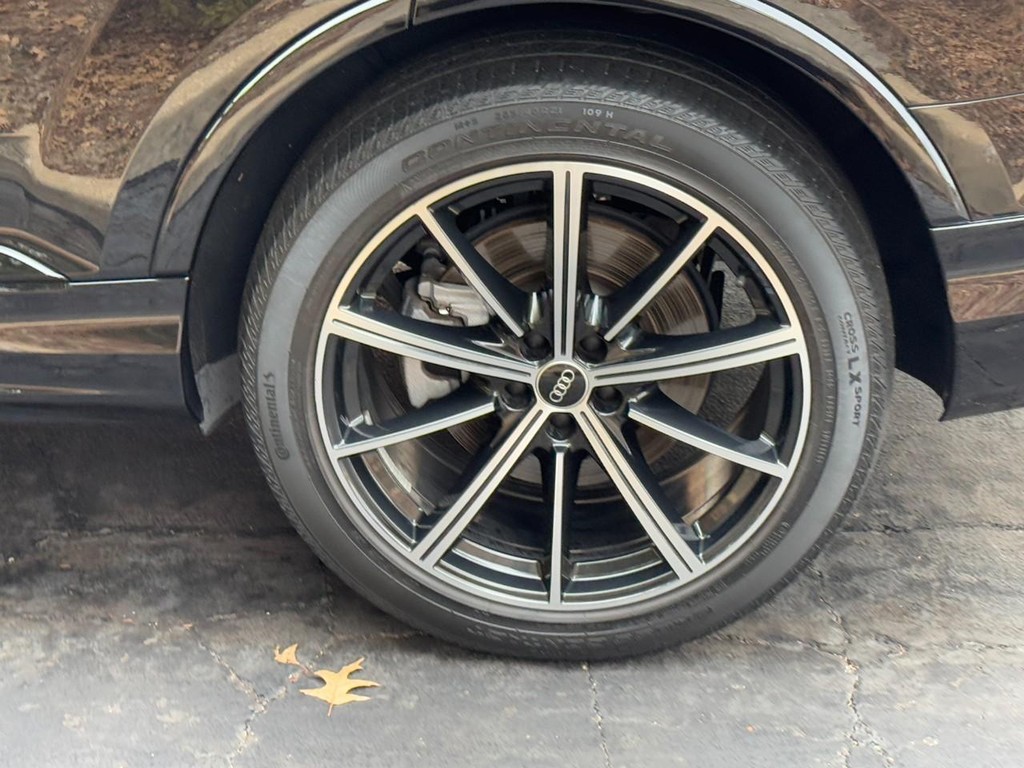 Audi Q7 Vehicle Full-screen Gallery Image 05