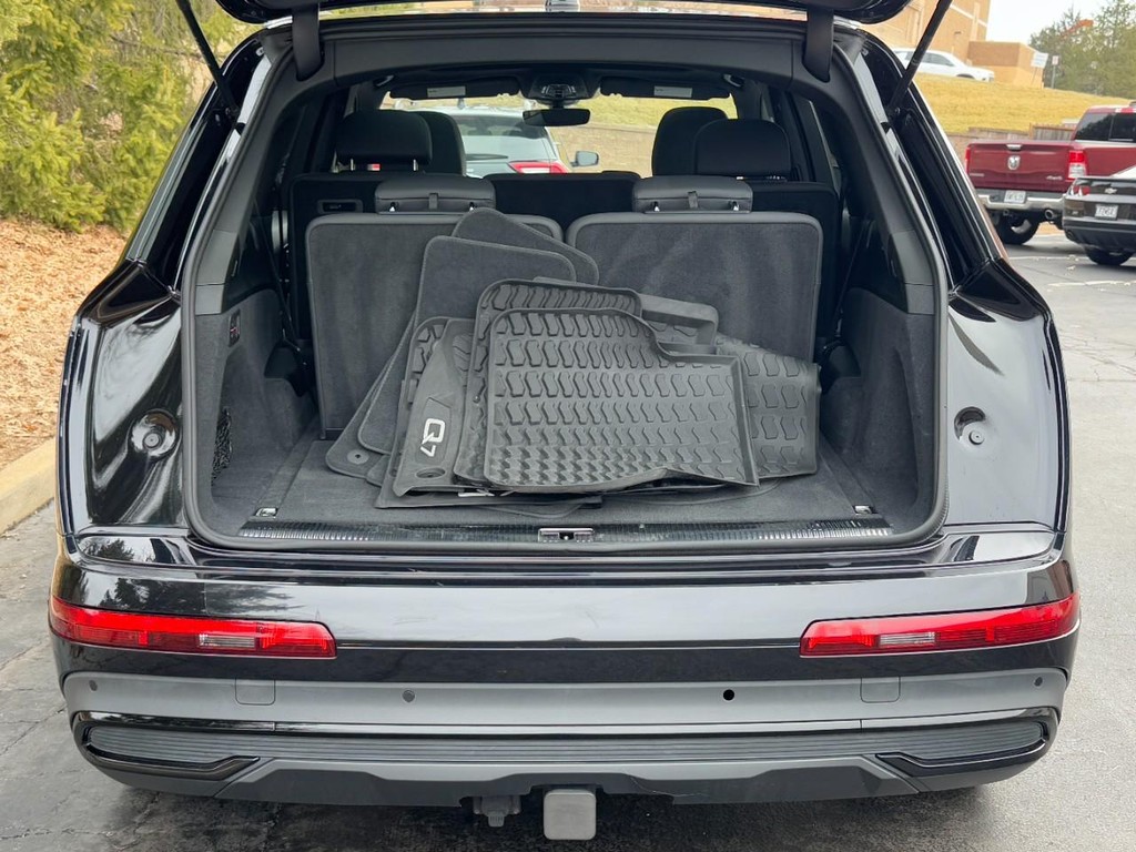 Audi Q7 Vehicle Full-screen Gallery Image 09