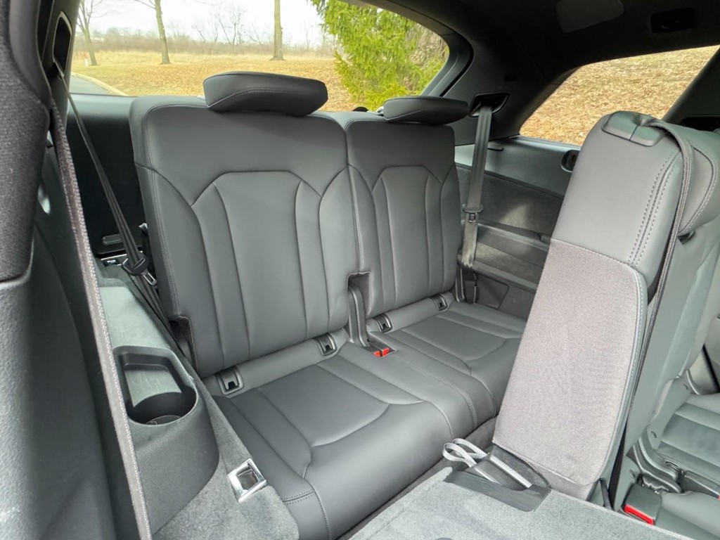 Audi Q7 Vehicle Full-screen Gallery Image 11