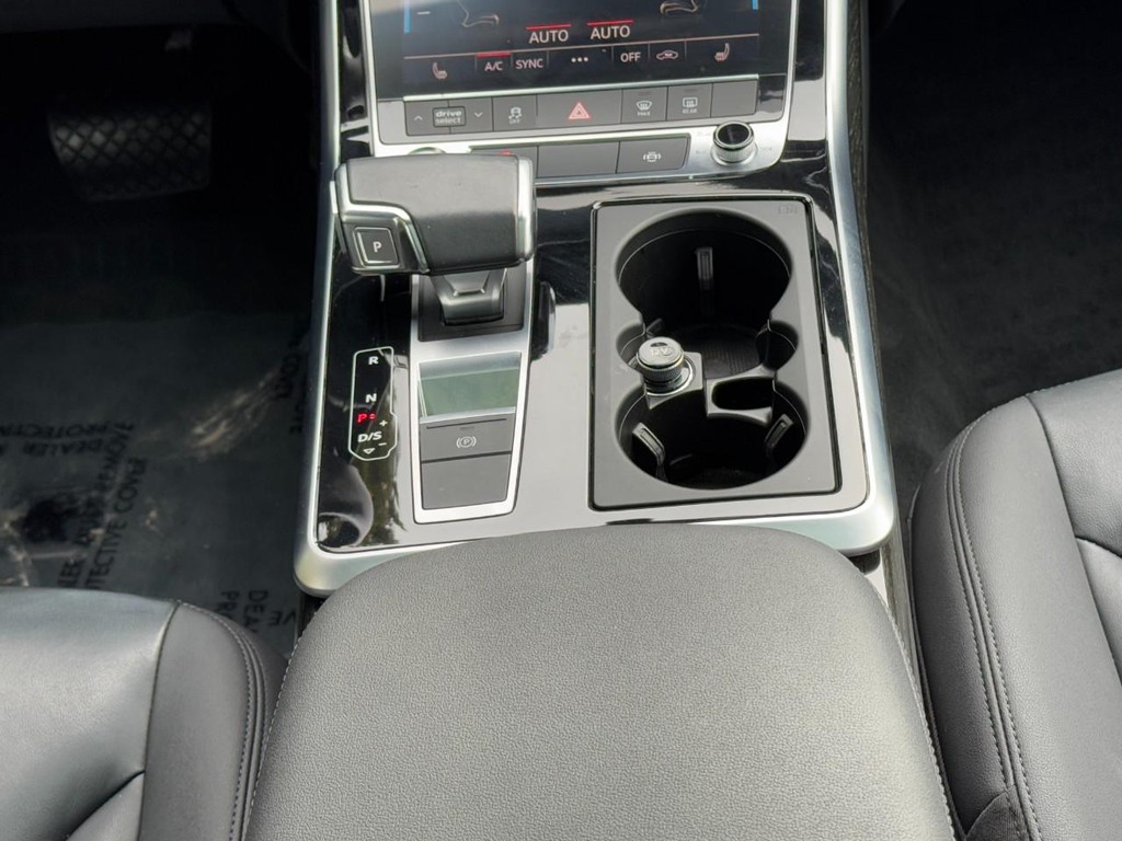 Audi Q7 Vehicle Full-screen Gallery Image 15