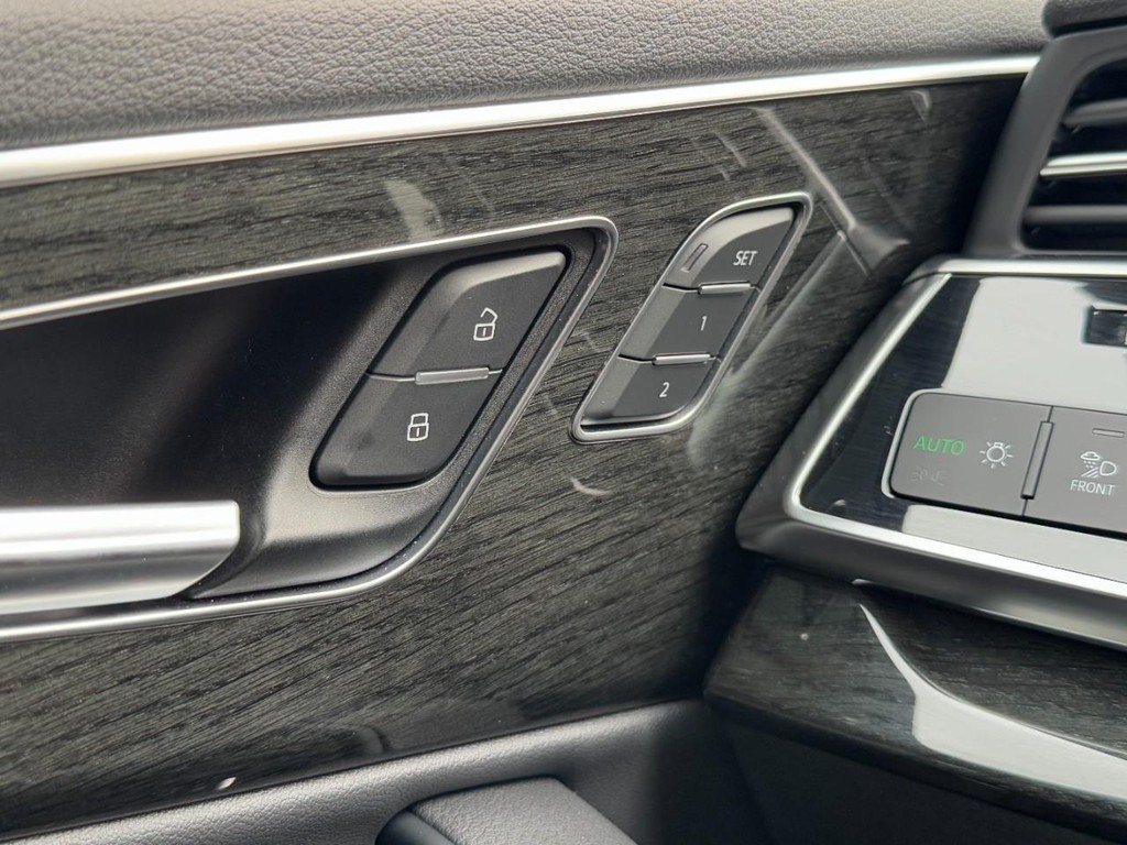 Audi Q7 Vehicle Full-screen Gallery Image 17