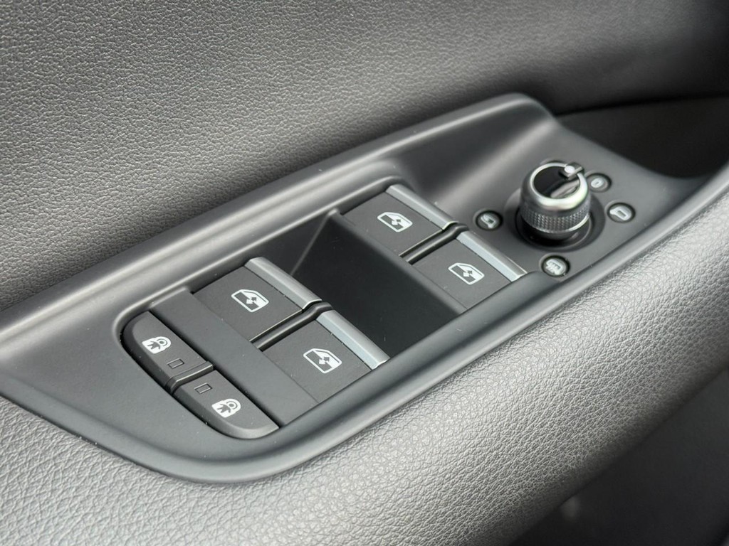 Audi Q7 Vehicle Full-screen Gallery Image 24