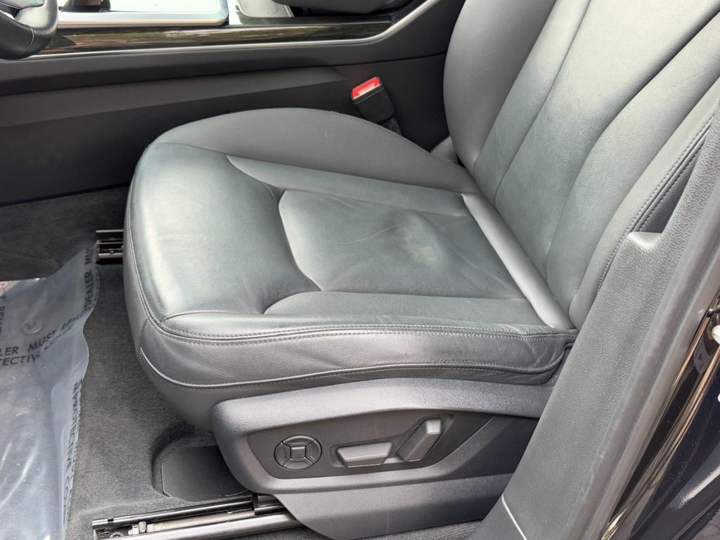 Audi Q7 Vehicle Full-screen Gallery Image 25