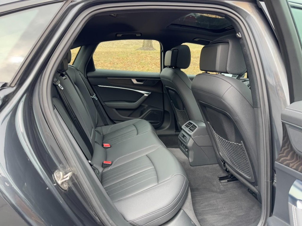 Audi A6 Sedan Vehicle Full-screen Gallery Image 10