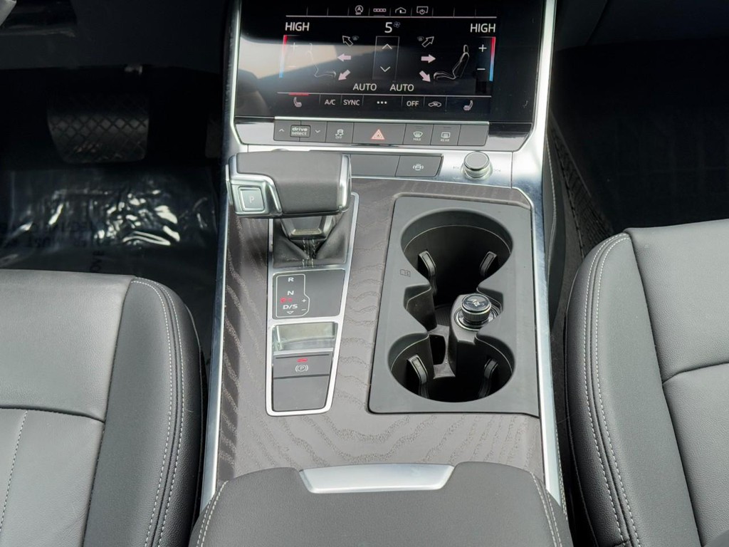 Audi A6 Sedan Vehicle Full-screen Gallery Image 15