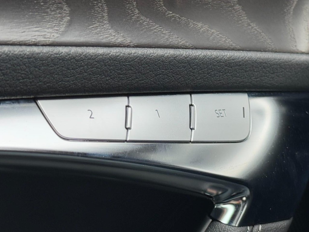 Audi A6 Sedan Vehicle Full-screen Gallery Image 17