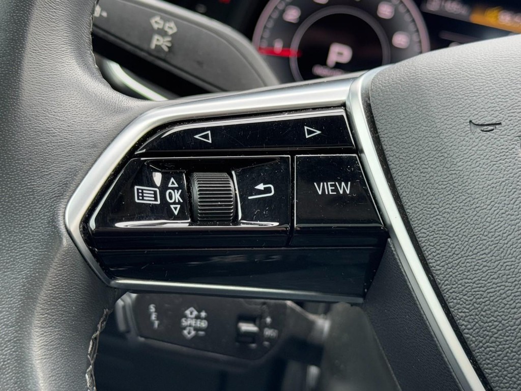 Audi A6 Sedan Vehicle Full-screen Gallery Image 18