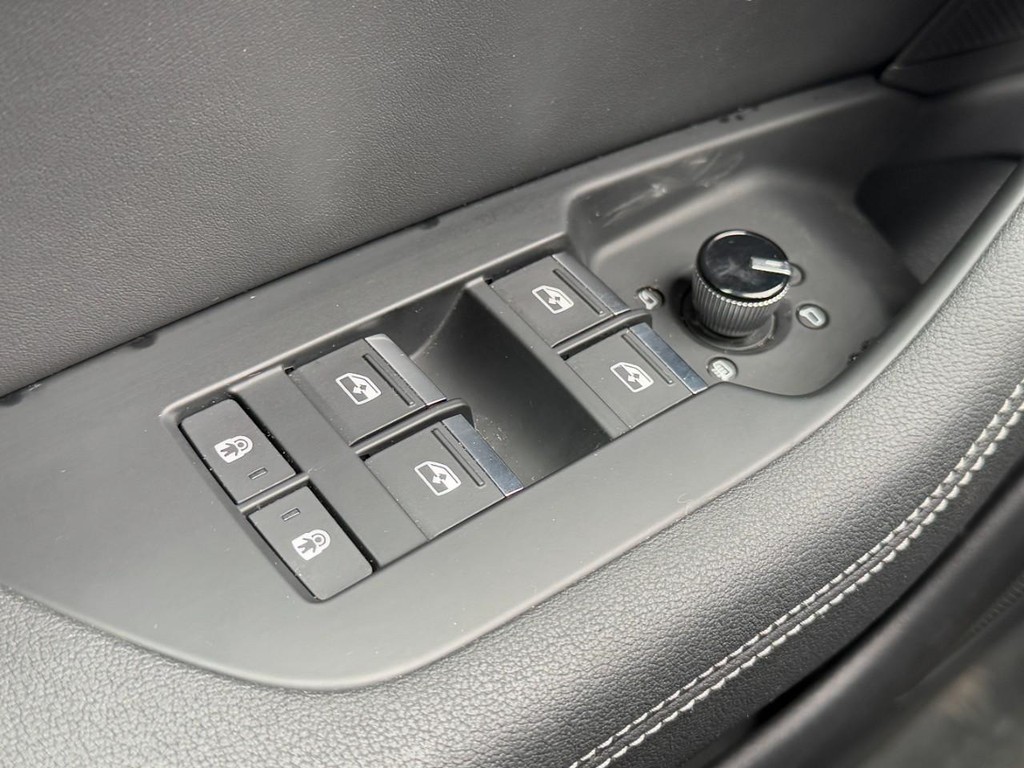 Audi A6 Sedan Vehicle Full-screen Gallery Image 25