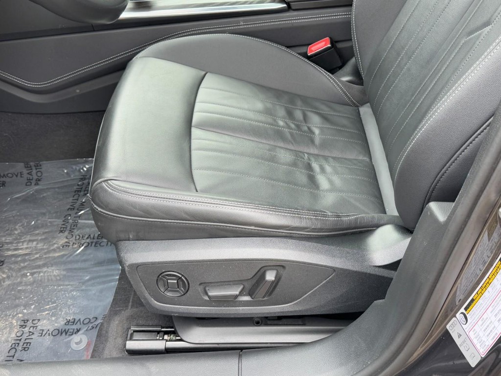 Audi A6 Sedan Vehicle Full-screen Gallery Image 26