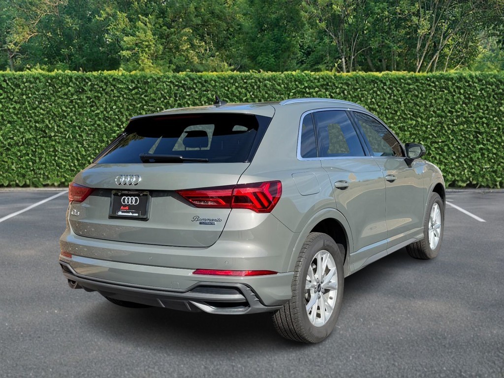 Audi Q3 Vehicle Full-screen Gallery Image 03