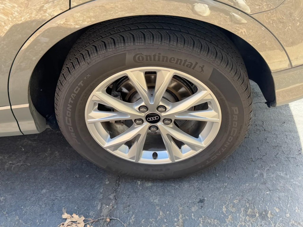 Audi Q3 Vehicle Full-screen Gallery Image 05