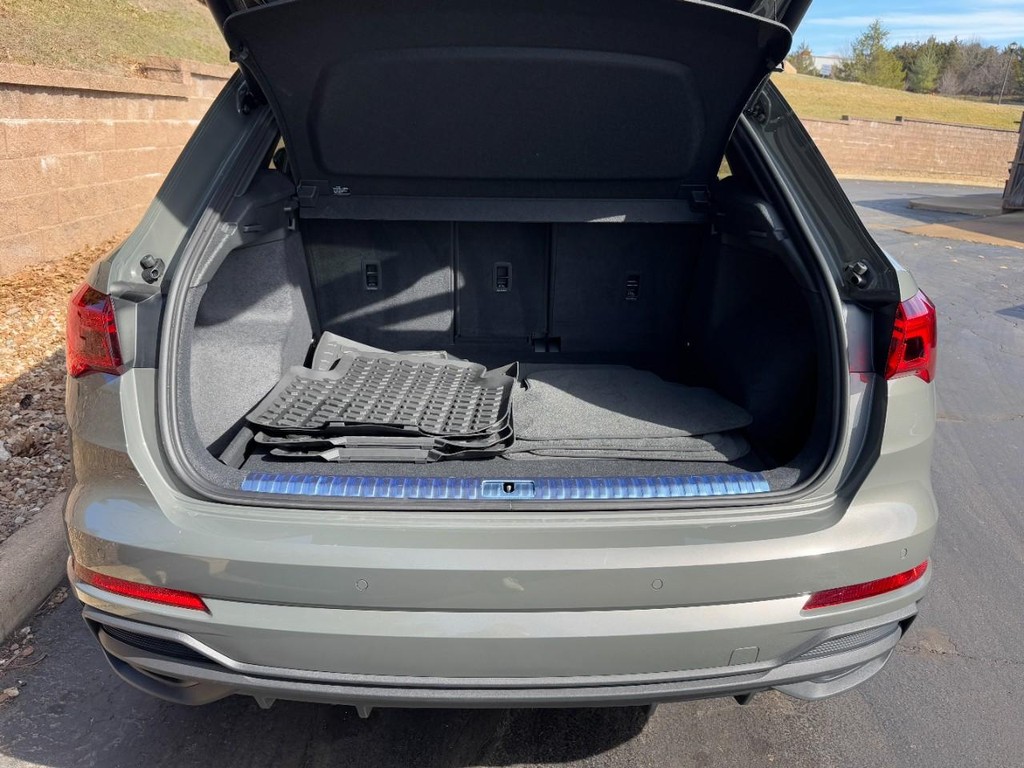 Audi Q3 Vehicle Full-screen Gallery Image 09