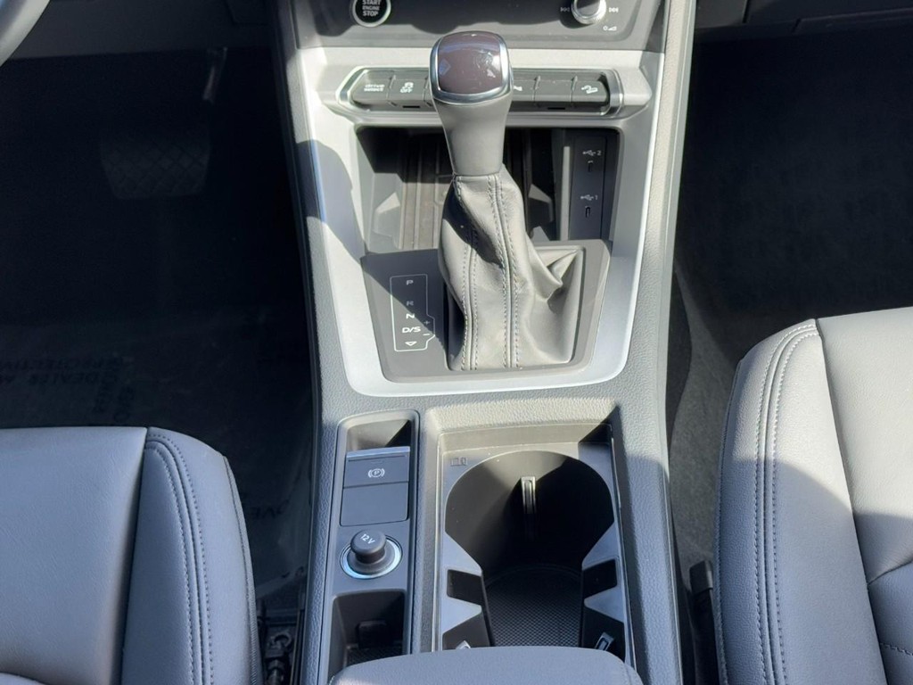 Audi Q3 Vehicle Full-screen Gallery Image 14