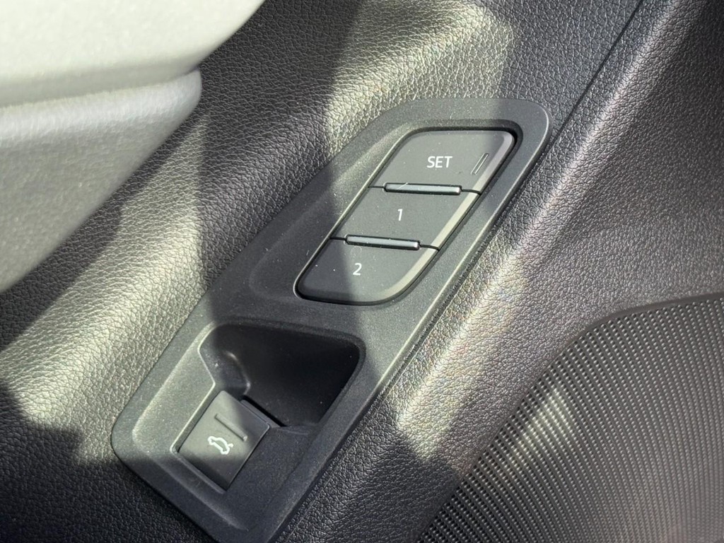 Audi Q3 Vehicle Full-screen Gallery Image 16