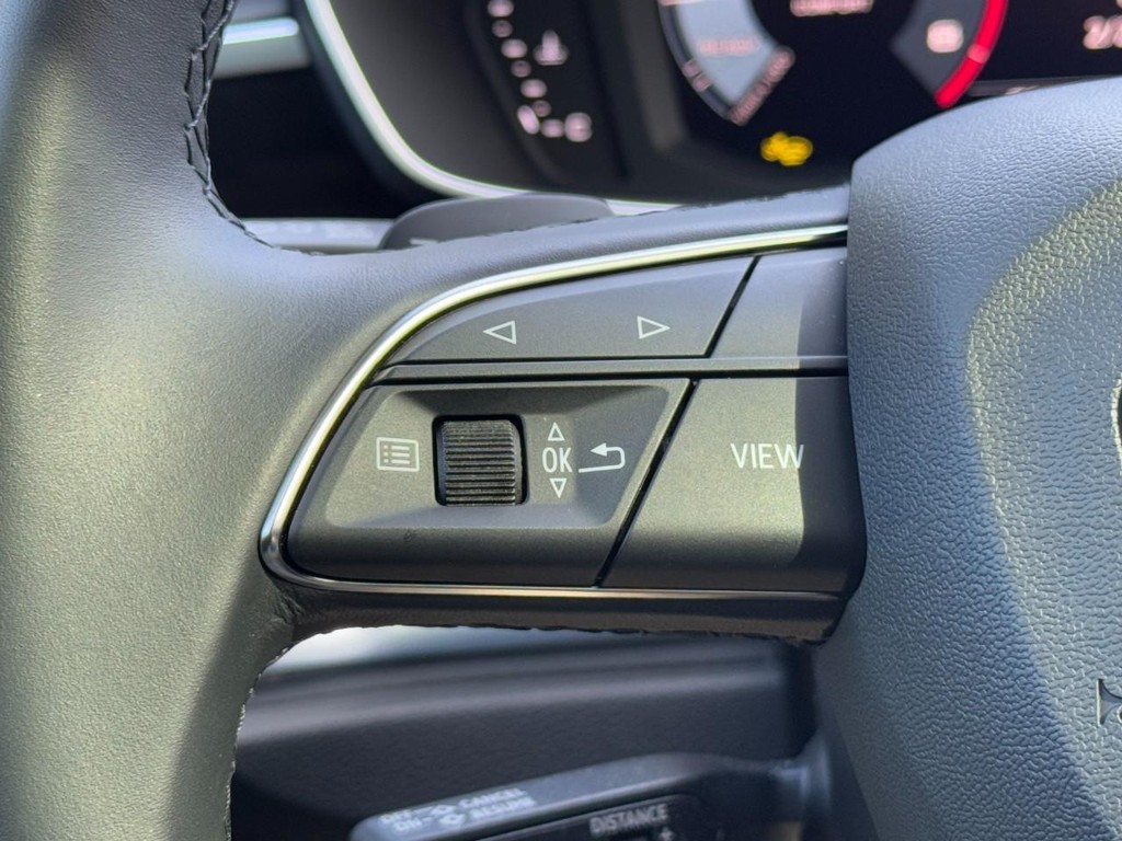 Audi Q3 Vehicle Full-screen Gallery Image 17