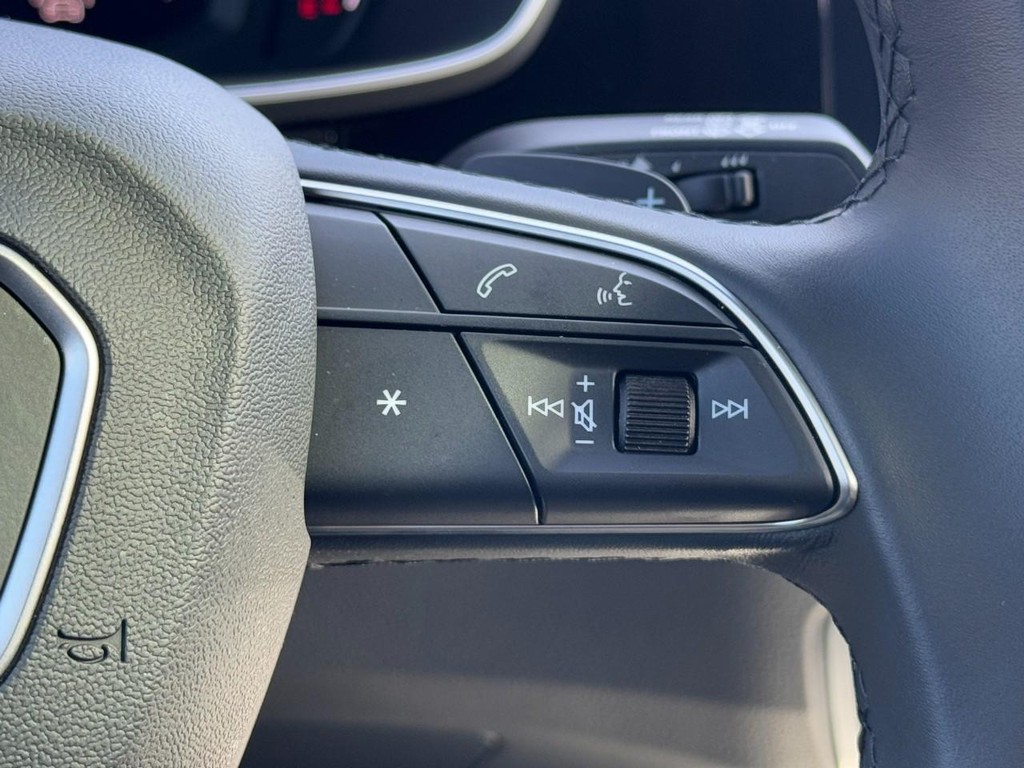 Audi Q3 Vehicle Full-screen Gallery Image 18