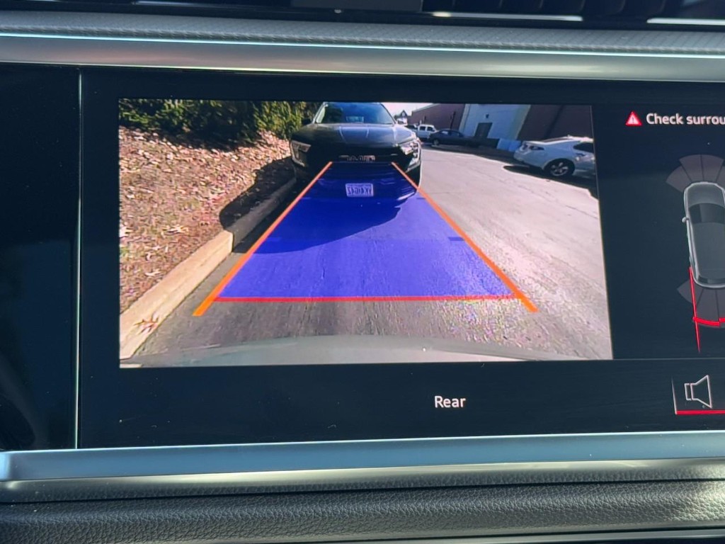 Audi Q3 Vehicle Full-screen Gallery Image 21