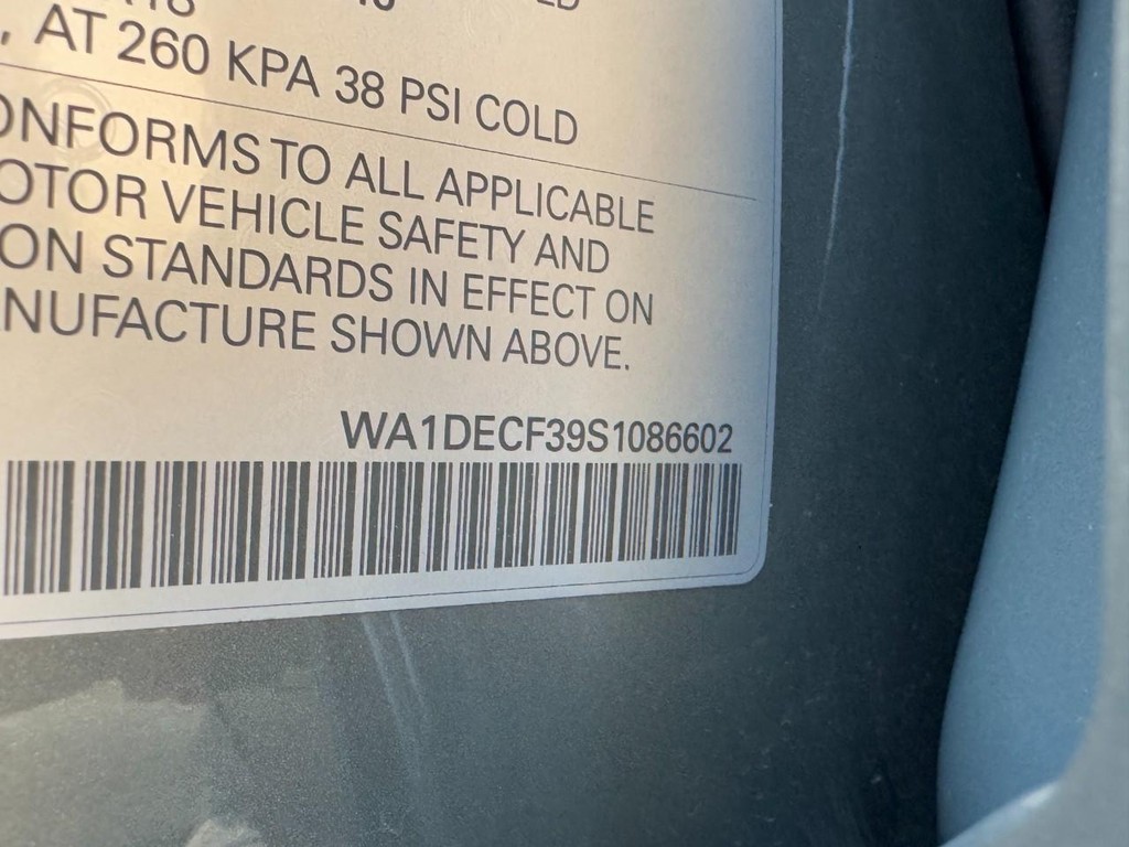 Audi Q3 Vehicle Full-screen Gallery Image 24