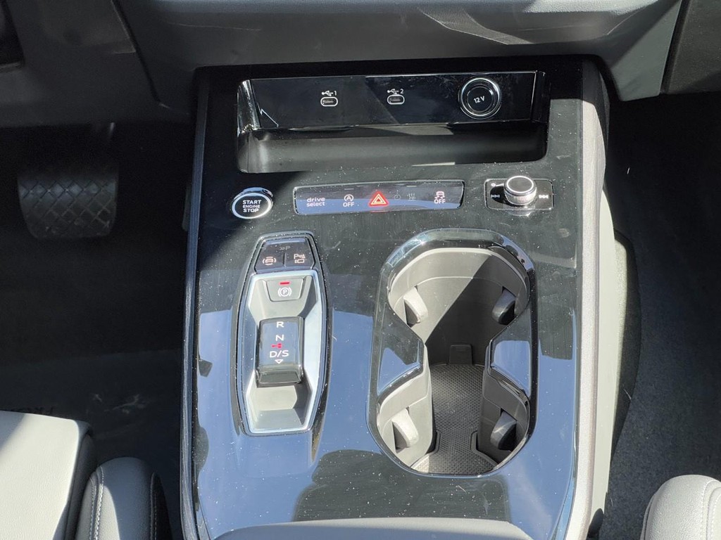 Audi A5 Vehicle Full-screen Gallery Image 14