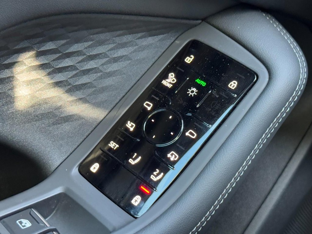 Audi A5 Vehicle Full-screen Gallery Image 15