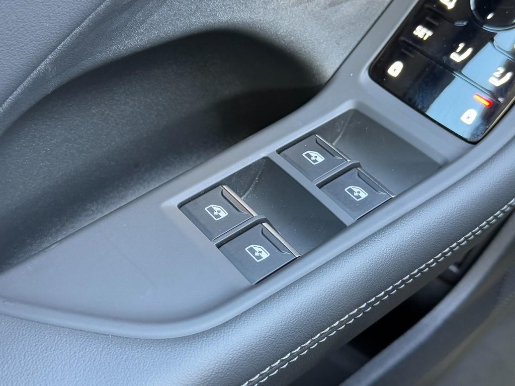 Audi A5 Vehicle Full-screen Gallery Image 21