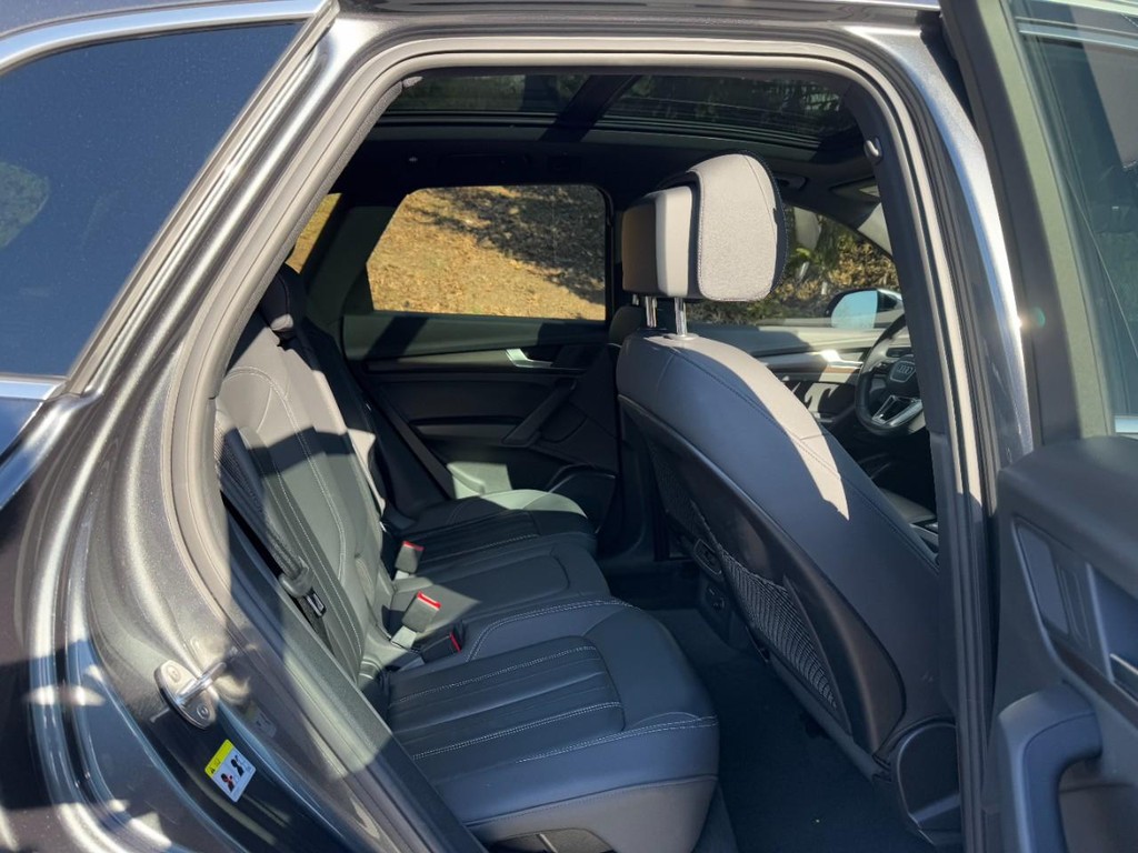 Audi Q5 Vehicle Full-screen Gallery Image 10