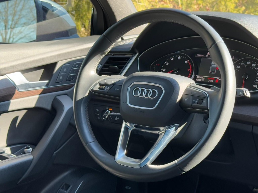 Audi Q5 Vehicle Full-screen Gallery Image 12