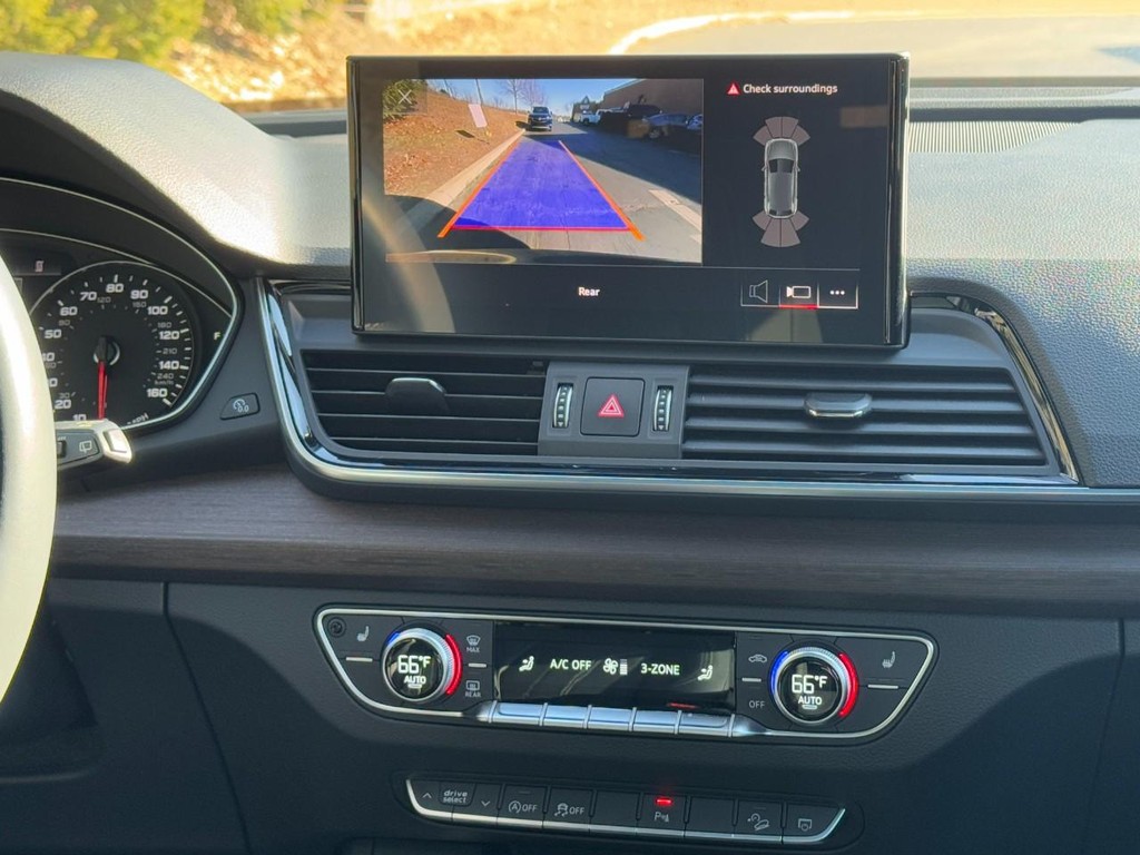 Audi Q5 Vehicle Full-screen Gallery Image 13