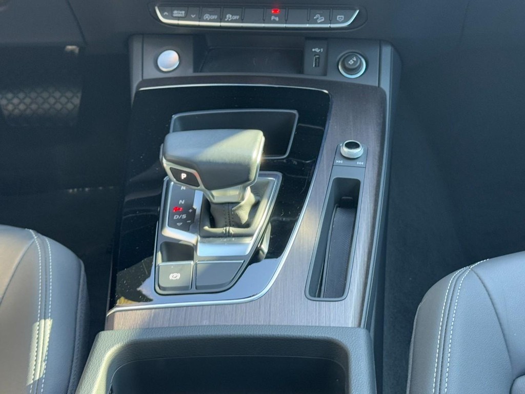 Audi Q5 Vehicle Full-screen Gallery Image 14