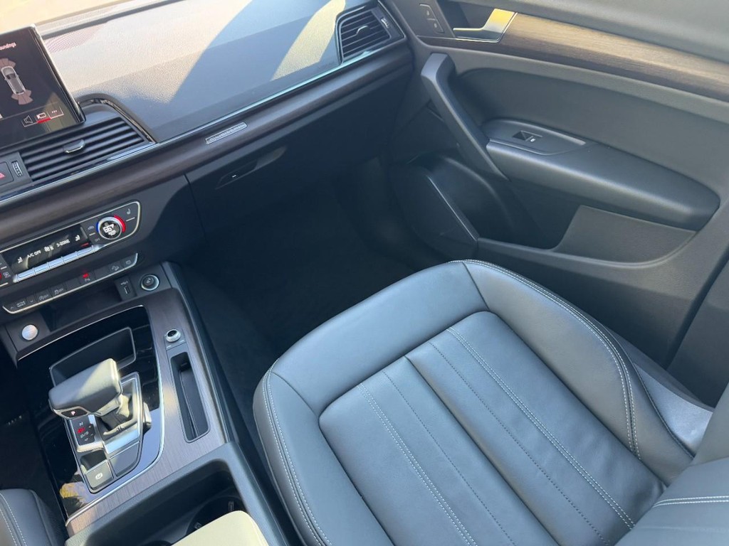 Audi Q5 Vehicle Full-screen Gallery Image 15