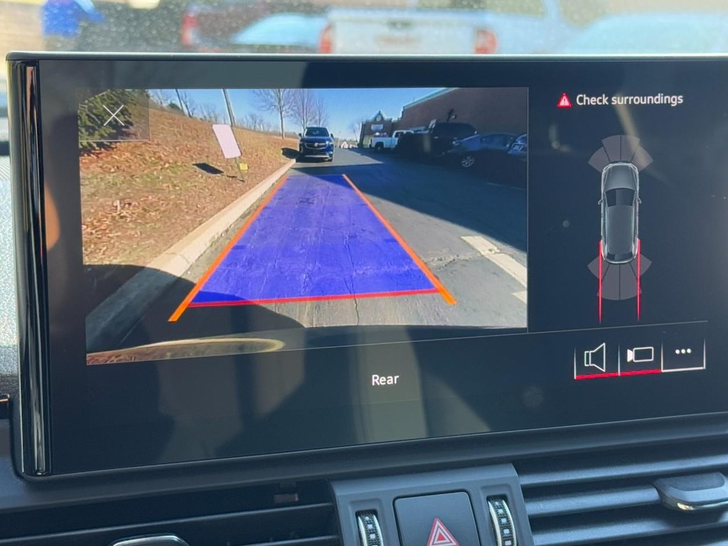 Audi Q5 Vehicle Full-screen Gallery Image 21