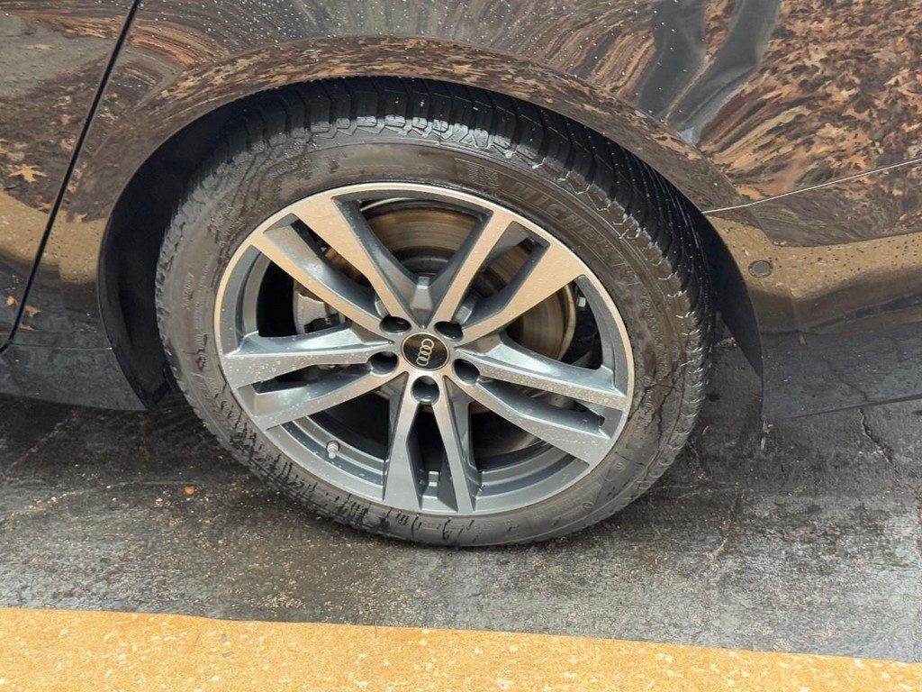 Audi A6 Sedan Vehicle Full-screen Gallery Image 05