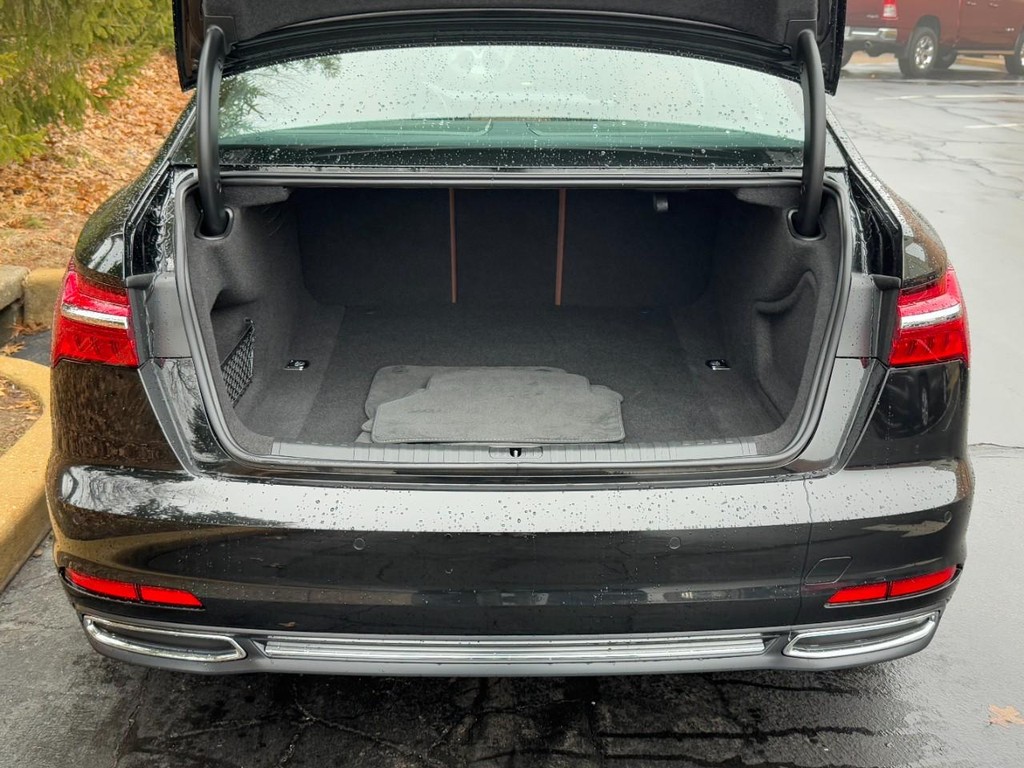 Audi A6 Sedan Vehicle Full-screen Gallery Image 09