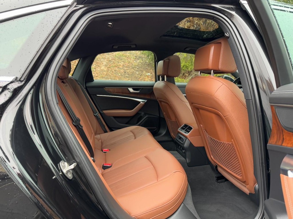 Audi A6 Sedan Vehicle Full-screen Gallery Image 10