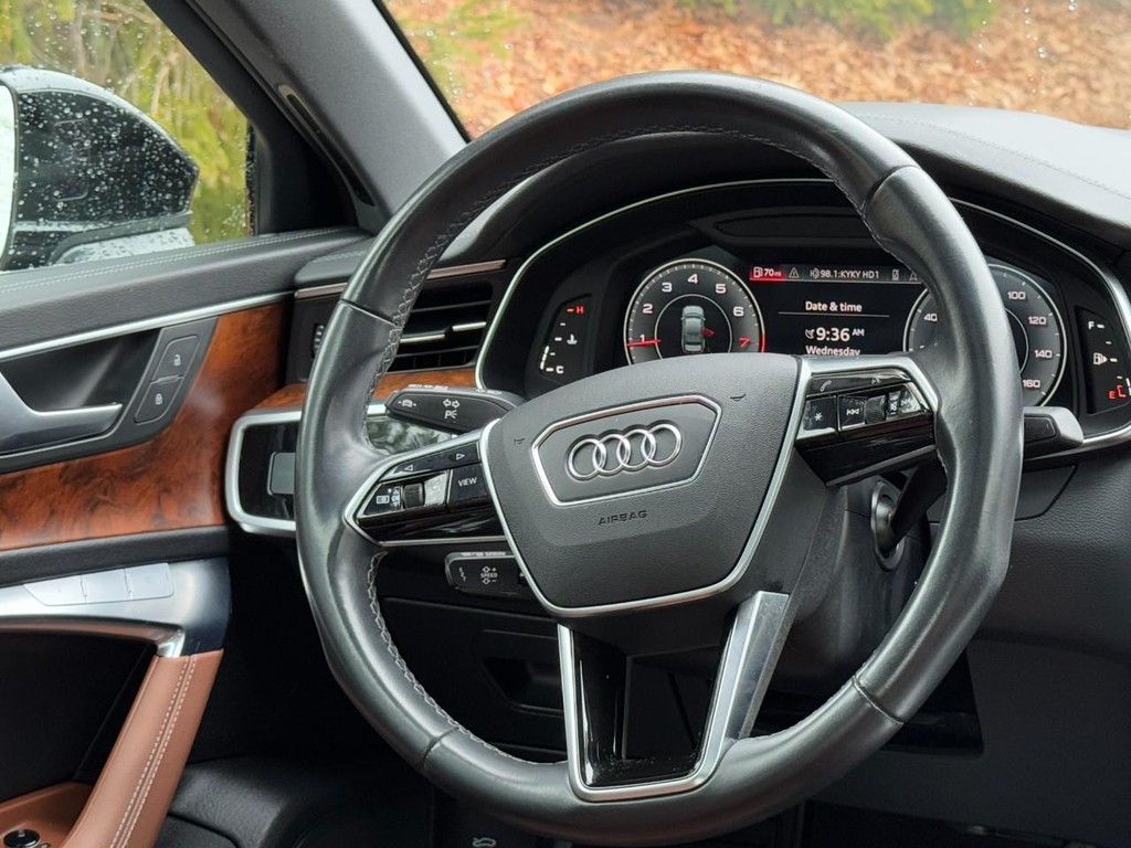 Audi A6 Sedan Vehicle Full-screen Gallery Image 12
