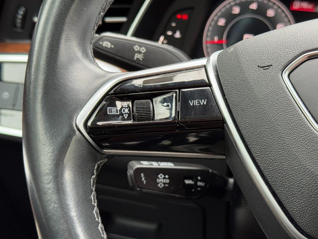 Audi A6 Sedan Vehicle Full-screen Gallery Image 17