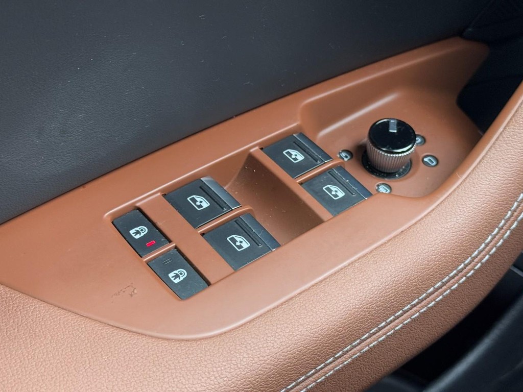 Audi A6 Sedan Vehicle Full-screen Gallery Image 23