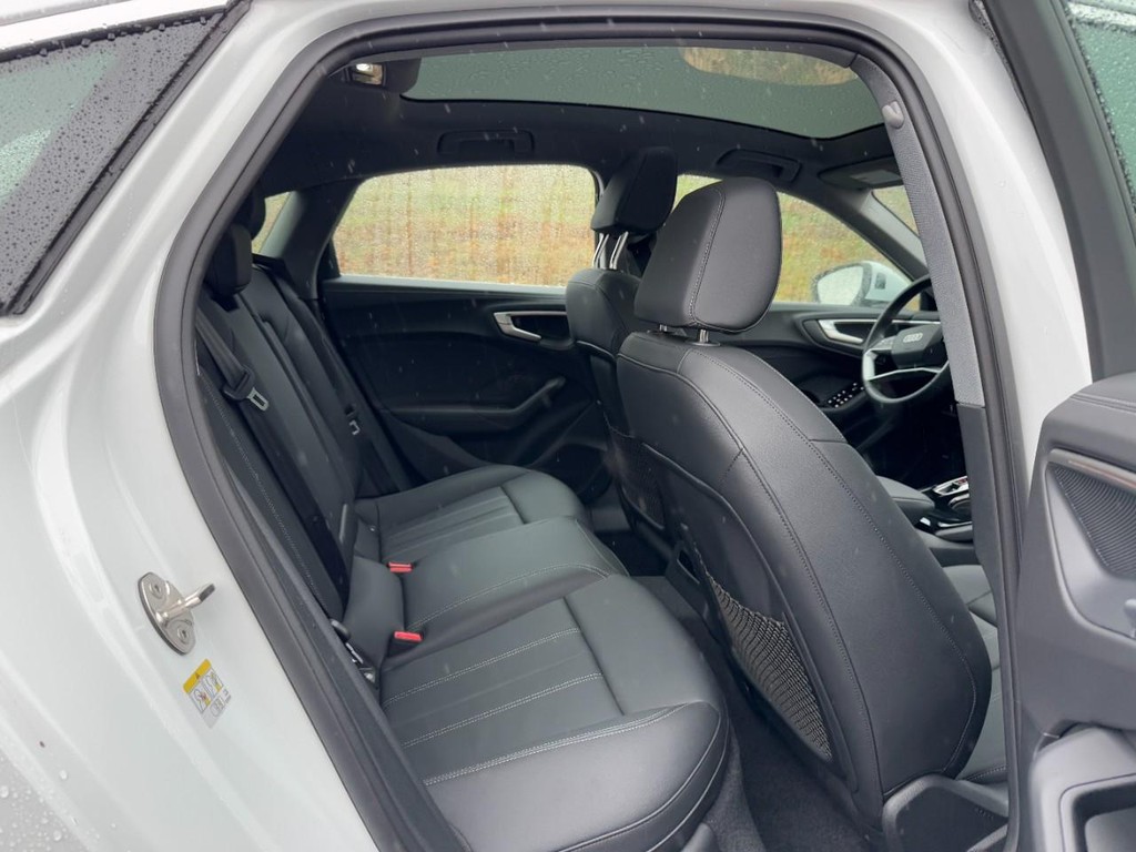 Audi A5 Vehicle Full-screen Gallery Image 10