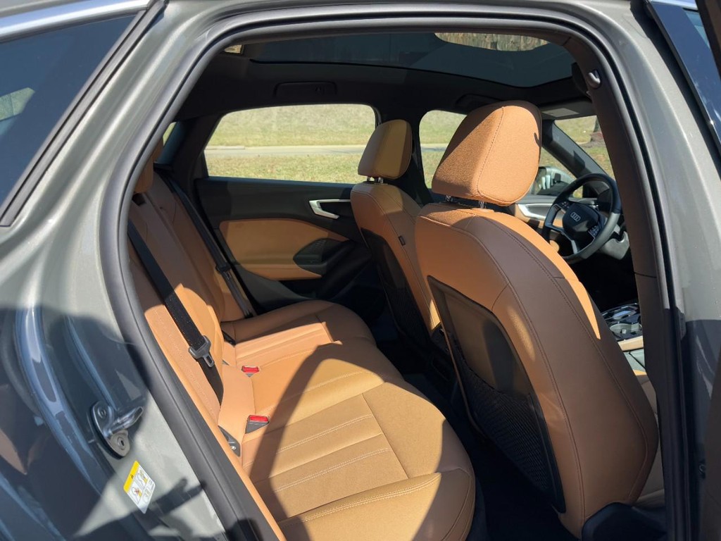 Audi A5 Vehicle Full-screen Gallery Image 10