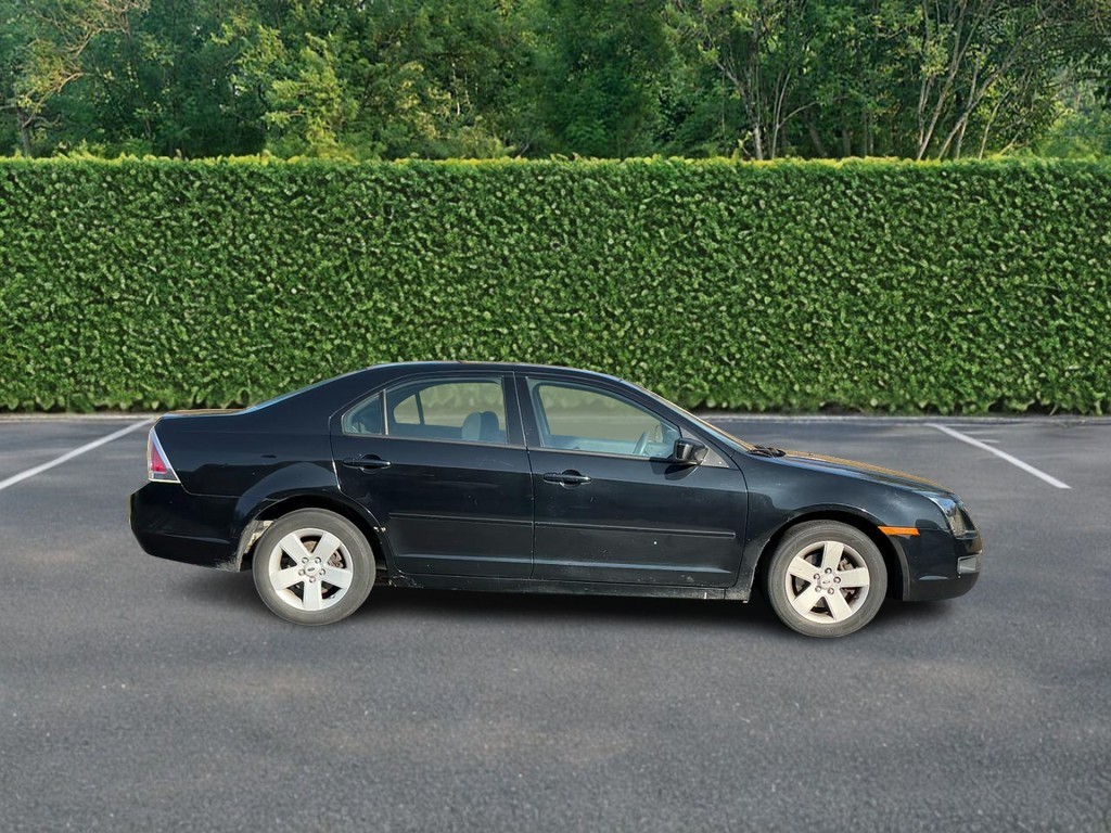 Ford Fusion Vehicle Full-screen Gallery Image 02