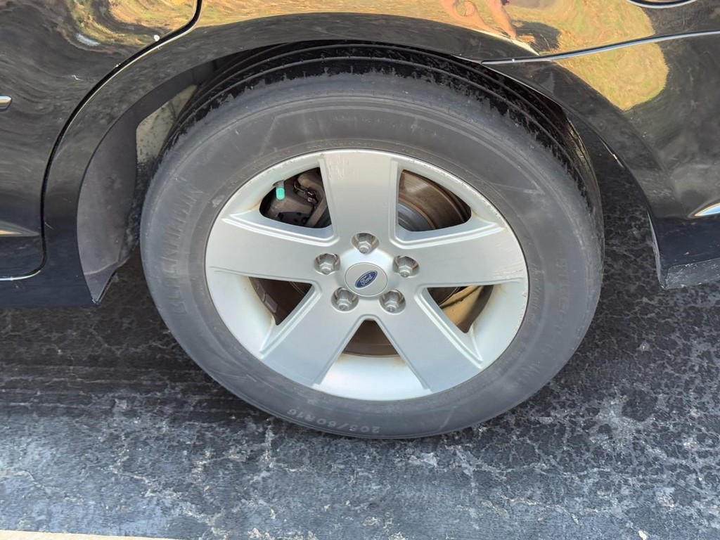 Ford Fusion Vehicle Full-screen Gallery Image 05