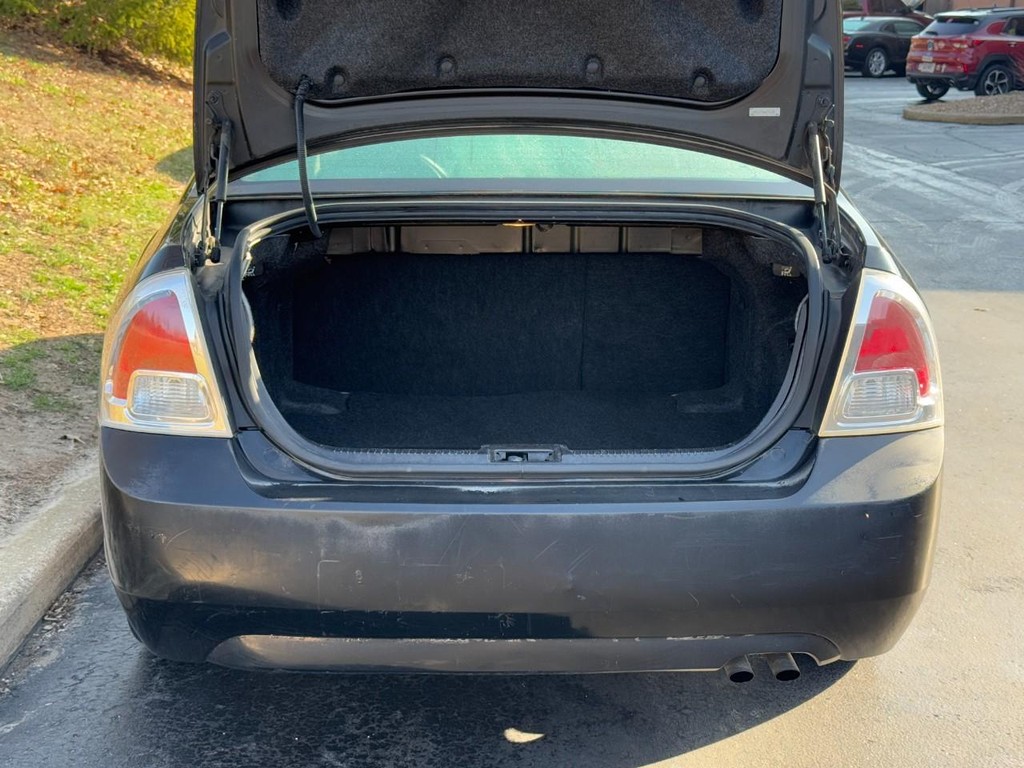 Ford Fusion Vehicle Full-screen Gallery Image 09